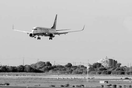 ‘Low cost’. La compañía irlandesa prevé aumentar su actividad en el Aeropuerto de Menorca - Archivo