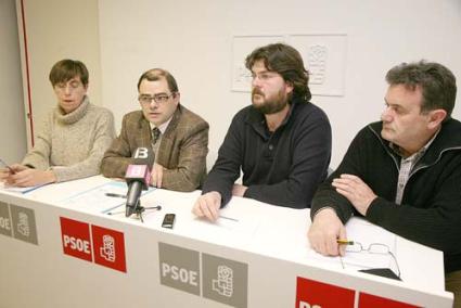 Comparecencia. Joana Barceló, Cosme Bonet, Vicenç Tur y Joan Marquès, ayer en la sede de Maó - Javier