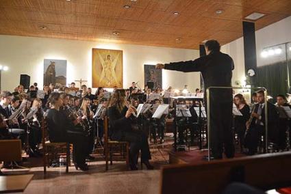 Concert. La Banda de Música de Ferreries estrenà ahir l’obra de José Alberto Pina amb l’església plena a vessar d’un públic desitjós de desconnectar i gaudir - Paco Sturla