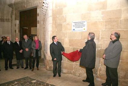 INAUGURAT. El director general de la Fundació Endesa (esquerra) i el bisbe de Menorca davant la placa commemorativa - Javier