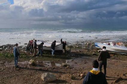 Consecuencias. El temporal se dejó ver sobre todo en la costa sur. En el caso de Biniancolla, en Sant Lluís, algunas barcas tuvieron que ser recuperadas por sus propietarios al verse azotadas severamente por las olas. - Sergi Catchot