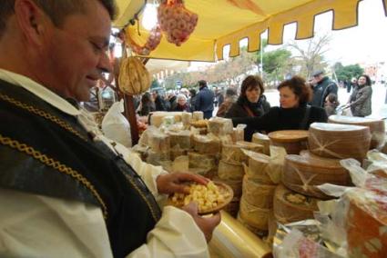 Maó. El Mercat ha estat molt ben rebut per tots els visitants a pesar del mal temps que en molts moments no ha acompanyat el passeig i ha provocat problemes als expositors - Gemma Andreu