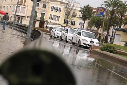 TAXISTAS. Para los taxis se estableció una parada frente al monumento de la zona militar - Gemma Andreu