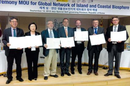 Jeju. Santiago Tadeo y Fernando Villalonga asistieron al II Encuentro de la Red de Reservas de la Biosfera - Archivo