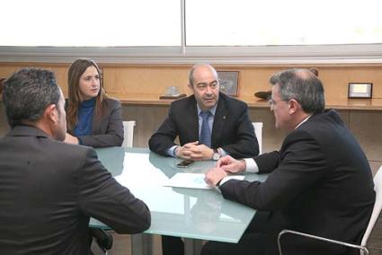 Consell. Antonio Gómez junto a Tadeo, y los consellers Pilar Pons, Joan Josep Pons y Aurora Herráiz - Javier