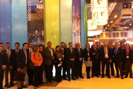 Unidad. Consell y empresarios posan para la foto de familia en Fitur - P.CIME