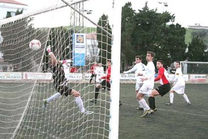 El gol. David Mas estuvo espléndido en el remate de cabeza a la falta que había servido Joan Barber para marcar un gol decisivo - Javier