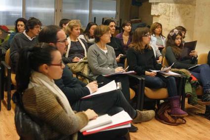 Aula. Una quincena de personas quieren aprender chino en INJOVE - Gemma Andreu