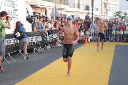 Un lujo. El Extreme Man atrae deportistas locales y de la Península - Archivo