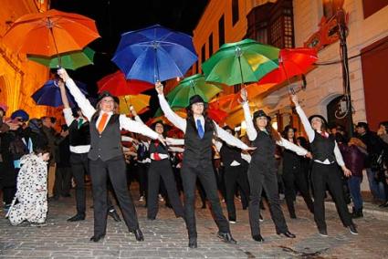 Cantando bajo la lluvia. Unos 150 alumnos de la escuela de danza Ute Dahl lograron colorear la noche con un bonito baile de paraguas - Gemma Andreu