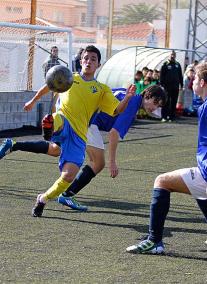 Ayala. El veloz extremo intenta controlar un balón entre dos rivales de La Unión, ayer en el municipal de Es Castell - Gemma Andreu