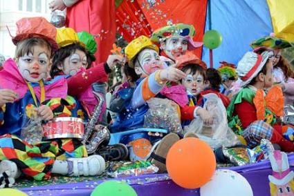 Pallassos. Aquesta és una disfressa que no pot faltar a un Carnaval, i que resulta més vistosa si la llueixen fillets petits com els de la imatge - Paco Sturla