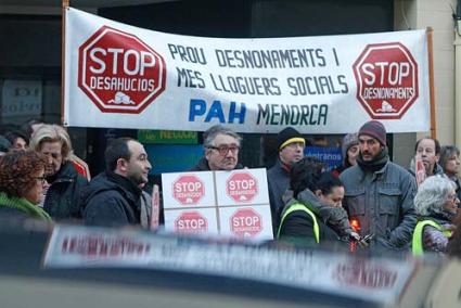 Maó. La PAH cuenta con un apoyo social cada vez mayor, ayer congregó a más de 100 personas - Gemma Andreu