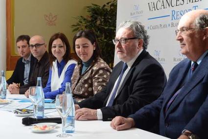 Convenio. Representantes de Vacances Menorca y Unicef, con el presidente y el gerente de ASHOME - Paco Sturla