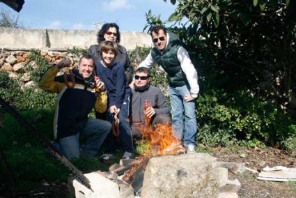 Festa. Els grups es reuniren en torn del caliu per tastar la sobrassada torrada. El fred es va combatre a la llar de foc amb bon menjar i bon beure, en un capvespre festiu, tradicionalment només a Ponent - Cris