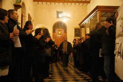 Final del pleno. Los manifestantes esperaron que la sesión plenaria terminara en la Sala de Juntas. El último en salir fue el alcalde - Cris