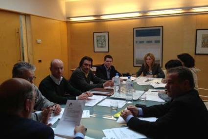 Reunión. Una comisión perfiló ayer el reglamento del proceso de regularización - PCIME