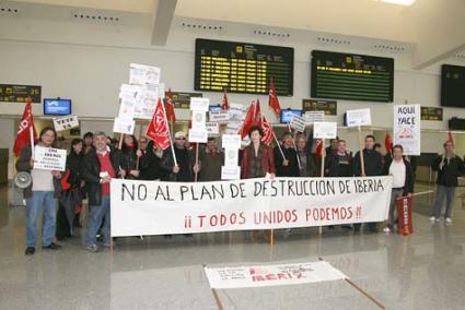 Concentración. Un grupo de trabajadores se manifestó ayer en el Aeropuerto contra el plan de reestructuración presentado por Iberia - Javier