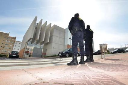 Policías. Agentes se desplazaron a los juzgados por si había movilizaciones, y se fueron sin tener que trabajar - Paco Sturla