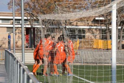 Gran victoria. Los jugadores del Menorca se abrazan y forman una piña tras lograr el 0-2 Sabater - Quim Bouzou