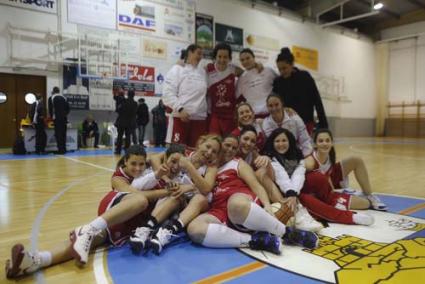 Campeonas. Las integrantes de la plantilla rojiblanca celebran en la misma pista la victoria final - karlos hurtado