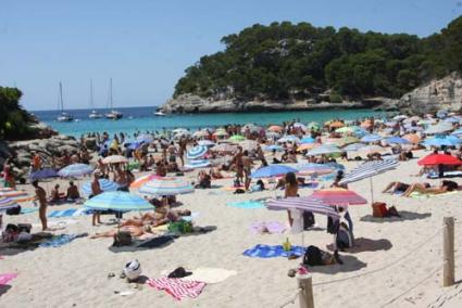 Cala Mitjana. Ferreries ha pedido permiso para un chiringuito, pero no sabe si finalmente lo instalará - Archivo