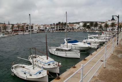 Fornells. Los amarres ubicados en el interior de la bahía quedarían fuera del nuevo concurso público - Cris