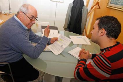 Encuentro. El conseller Luis Alejandre, y el impulsor de la campaña de recogida de firmas, Josep Piris - Gemma Andreu