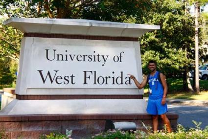 Torrent. Assegura que el campus de la University of West Florida és com un petit poble, on fins i tot tenen la seva pròpia comissaria de policia - J.T.