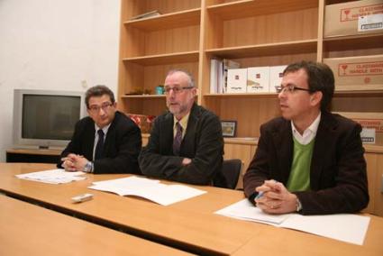 Fin de semana de gangas. Juan Francisco López junto a Vicente Cajuso, ayer en el recinto ferial de Maó - Javier