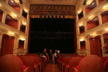 Presentación. Antoni Pons Morlà, Diego Dubón y Virginia Víctori, ayer en la presentación de la gala en el Teatre Principal de Maó - Javier