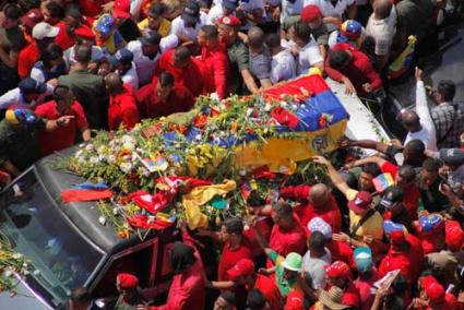 Duelo. Miles de venezolanos participaron ayer en el cortejo fúnebre que salió sobre las 11 horas del Hospital Militar Carlos Arvelo - Reuters