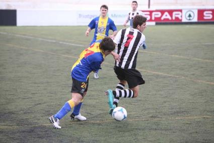 La sorpresa. La UD Mahón salió goleada en su visita a Los Pinos ante un buen Alaior (3-0) - Javier