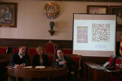 Presentación. Alejandro Sanz, Águeda Reynés y Agustí Filomeno, ayer en el Ayuntamiento - Javier