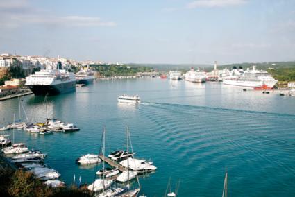 Puerto de Maó. Según los ecologistas, los lodos marinos del puerto contienen una alta contaminación - Archivo