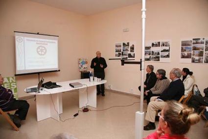 Charla. El padre José Sesma y Ramón Cánovas destacaron el papel importante de los voluntarios - Javier