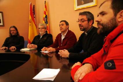 Presentació. Tomé Olives, Joan Pons, Francesc Ametller, Joan Tutzó i Antoni Pons, ahir a la roda de premsa as Mercadal - Cris