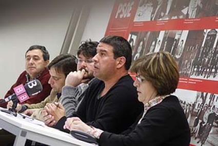 PSOE. Ametller, Miralles, Tur, Moll y Petrus, ayer en la sede socialista de Maó - Gemma Andreu