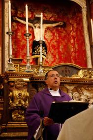 Imatge. La talla del Sant Crist, ahir, en un moment de la celebració - Cris