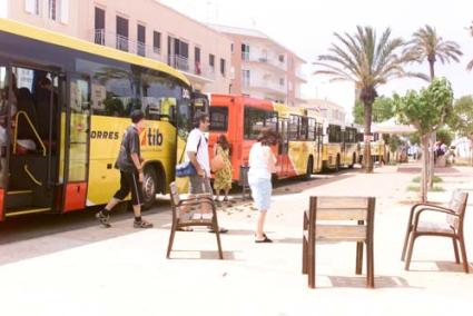 Plaza Menorca. Los autobuses que conectan con el resto de poblaciones operan en este espacio - Archivo