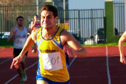 Rubén Titos. El atleta, en pleno esfuerzo durante una de las pruebas en la pista de atletismo de Maó - iga