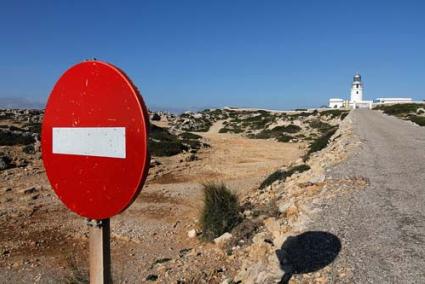 Límites. El acceso al faro de Cavalleria se restringiría para aumentar su atractivo visual y regular la presencia de visitantes, que accederían a él en transporte público - Paco Sturla