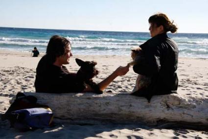 Binigaus. En esta época del año los propietarios de perros aún pueden disfrutar de la playa con sus mascotas, como esta pareja ayer - Cris