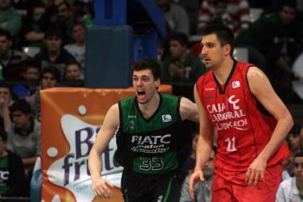 Suárez. El alapívot mahonés, en acción, durante el partido estelar ante el Cala Laboral; en la imagen, junto al pivot rival, Nemanja Bjelica - CJB