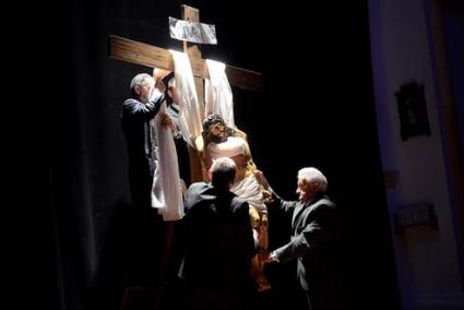 Espectacular. Els efectes especials acompanyen el camí de Crist fins l’altar - Paco Sturla