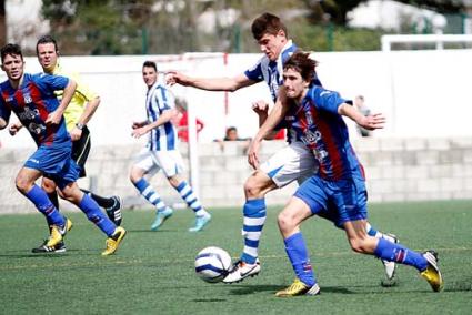 Más oficio. El Espanyol demostró la experiencia que tiene en esta competición venciendo por la mínima e imponiendo su superioridad física; en la imagen el menorquín Izan pelea un balón con Medino - Gemma Andreu