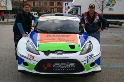 Kike Perelló. El piloto menorquín, a la derecha, con su nuevo, coche, un Ford Fiesta Proto - E.P.