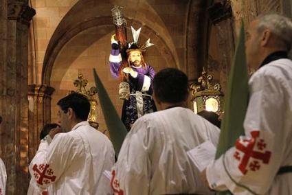 Sant Francesc. La tristeza y la aflicción se apoderó ayer de los cofrades y feligreses en general - Gemma Andreu