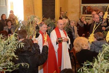 Ciutadella. El obispo Salvador participó en la bendición en la parroquia de Sant Francesc, para posteriormente ir en procesión hasta la Catedral donde se celebró la misa - Paco Sturla