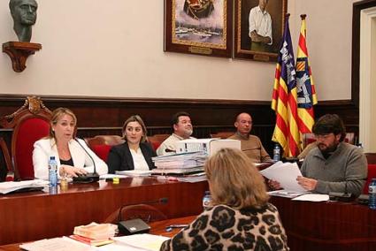 Alcaldesa. Reynés admitió durante el debate estar preocupada por el proyecto del puerto - Javier